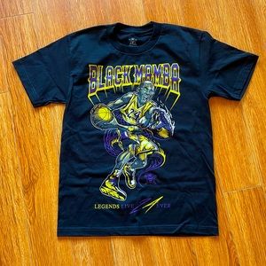 MEN’S LAKERS BLACK MAMBA T-SHIRT. MEDIUM.